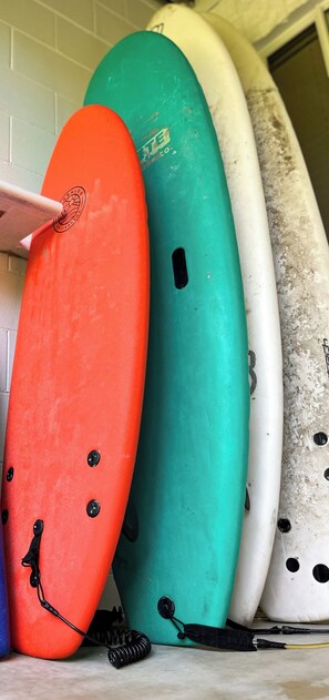 Three surfboards leaning against a wall. - Agnes Break - Sauna, Surfboards, Walk To Beach (Agnes Water)