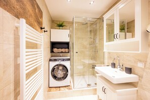 Douche, séchoir à cheveux, serviettes fournies, savon