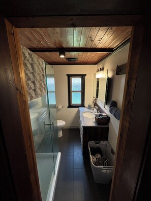 Douche, serviettes fournies, savon, papier toilette