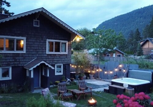 Cozy Riverside Cottage with Private Hot Tub