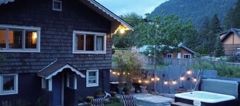 Cozy Riverside Cottage with Private Hot Tub