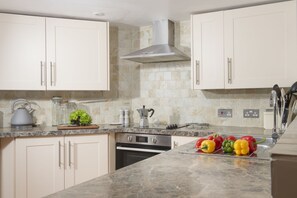 Fridge, microwave, oven, stovetop - Countryside views - Pet friendly & free parking (St Mawgan)