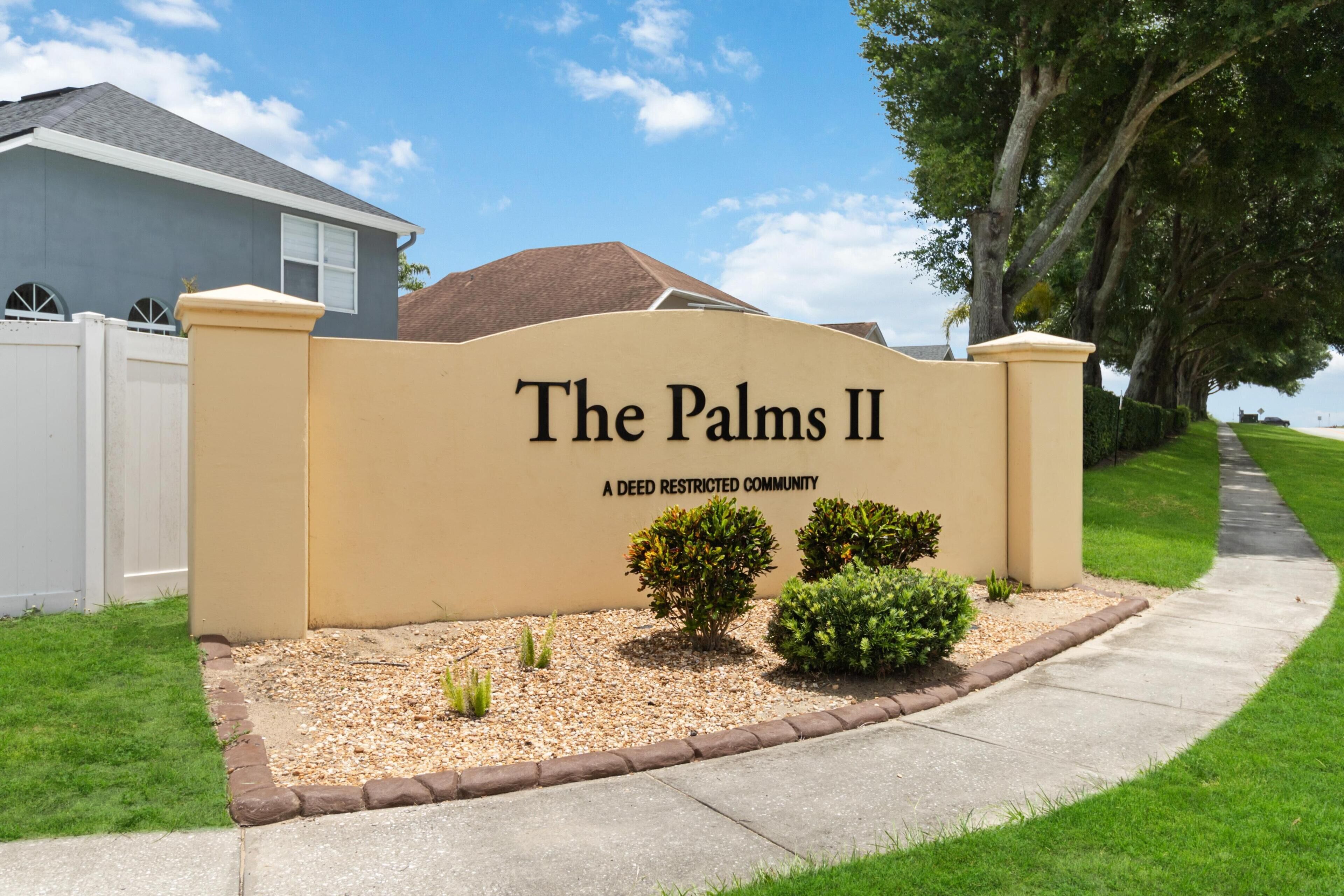 Naamplaatje voor The Palms II, dat aangeeft dat het een gemeenschap is met beperkte rechten.