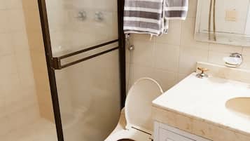 Serviettes fournies, savon, papier toilette