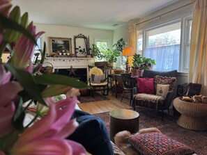 Smart TV - Charming Private 3-bedroom House with Beautiful Yard - One Mile to Metro (Alexandria)