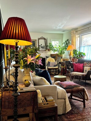 Smart TV - Charming Private 3-bedroom House with Beautiful Yard - One Mile to Metro (Alexandria)