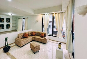 Living area - Maljut House & Coffee - Elegance and Comfort West of the City. (Cali)