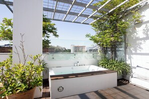 Outdoor spa tub - Boutique House San Bernardo, with jacuzzi and parking | Ideal house for families (Sevilla)