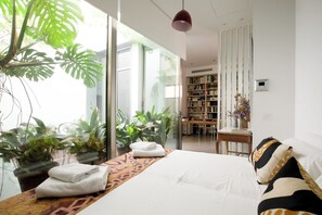 7 bedrooms, desk, iron/ironing board, travel cot