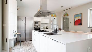 Een koelkast, een magnetron, een oven, een kookplaat