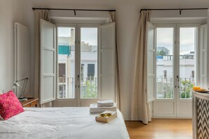 7 quartos, escrivaninha, ferros/tábuas de passar roupa, berço de viagem