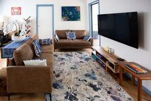Una Smart TV, libros