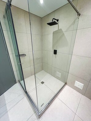 Shower, hair dryer, towels, soap - Modern home with private jacuzzi  (Bogotá)