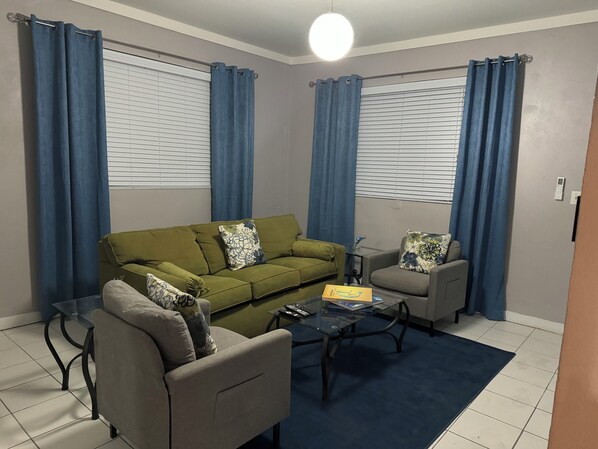 Living area - Charming 1-bedroom apt with king size bed & sofa bed, AC & WiFi in Nassau KBG#5 (Nassau)