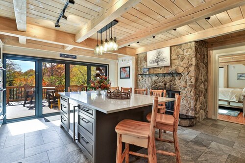 Slopeside Estate Luxurious Home in Killington - Ski On Ski Off, Hot Tub, Private Shuttle