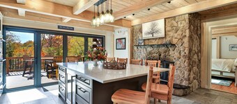 Slopeside Estate Luxurious Home in Killington - Ski On Ski Off, Hot Tub, Private Shuttle