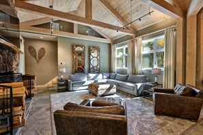 TV, fireplace - Slopeside Estate Luxurious Home in Killington - Ski On Ski Off, Hot Tub, Private Shuttle (Killington)
