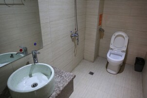 Escritorio, espacio para trabajar con laptop y cortinas blackout 