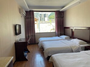 Escritorio, espacio para trabajar con laptop y cortinas blackout 