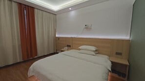Doppia Comfort, vista città | Una scrivania, postazione laptop, tende oscuranti, Wi-Fi gratuito
