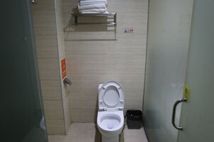 Escritorio, espacio para trabajar con laptop y cortinas blackout 