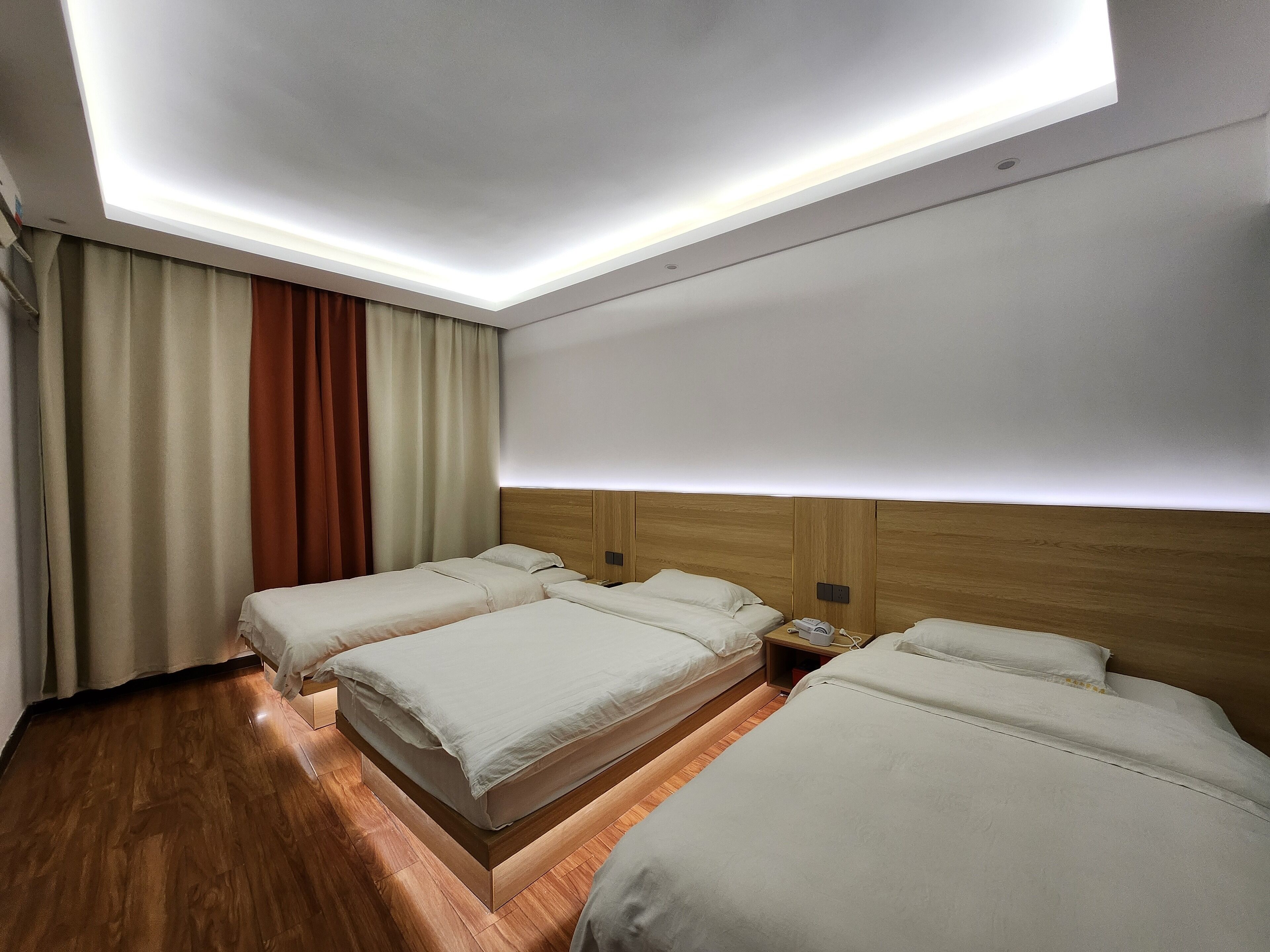 Habitación triple clásica, vista a la ciudad | Escritorio, espacio para trabajar con laptop y cortinas blackout 