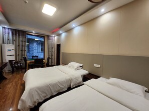 Escritorio, espacio para trabajar con laptop y cortinas blackout 