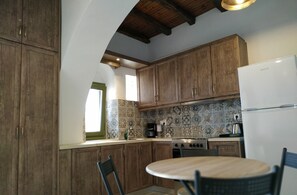 Køleskab, ovn, kogeplade, kaffe-/temaskine