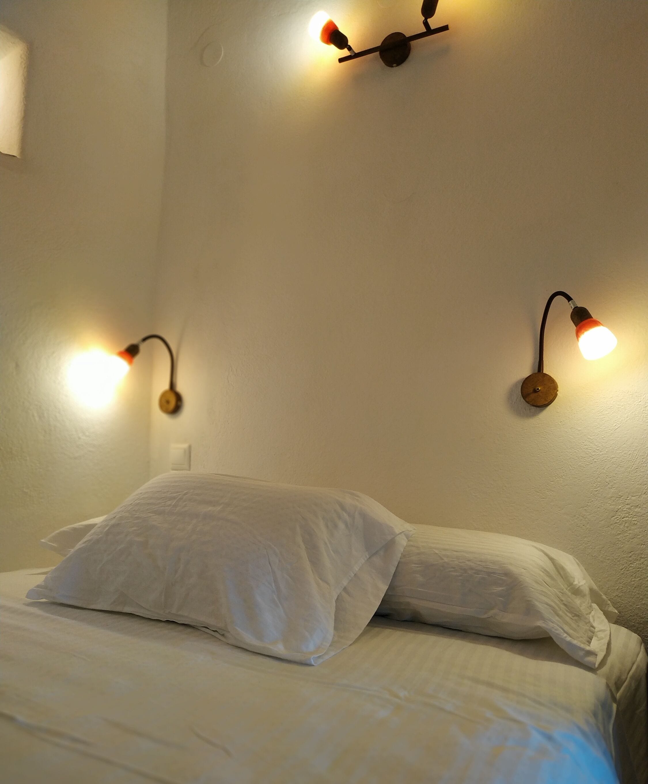 1 chambre, fer et planche à repasser