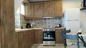 Fridge, oven, stovetop, coffee/tea maker