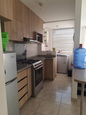 Microwave, oven, cookware/dishes/utensils - Trujillo huanchaco apartment "EL REFUGIO PRIVADO". (Huanchaco)