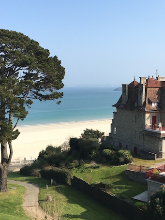 Beach nearby. Apartment 'Newport Vue Mer' with Sea View, Private Terrace and Wi-Fi