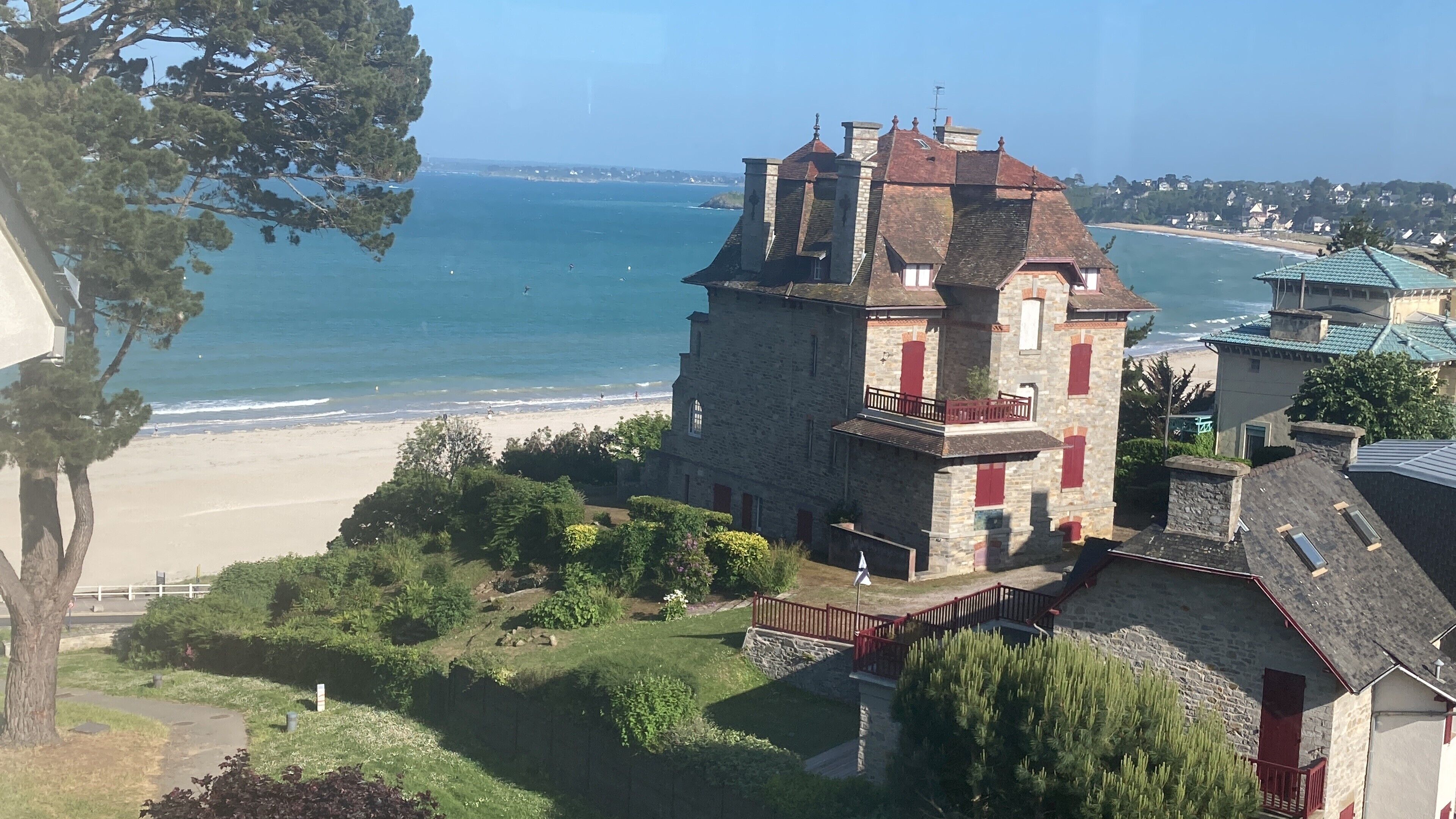 Una spiaggia nelle vicinanze