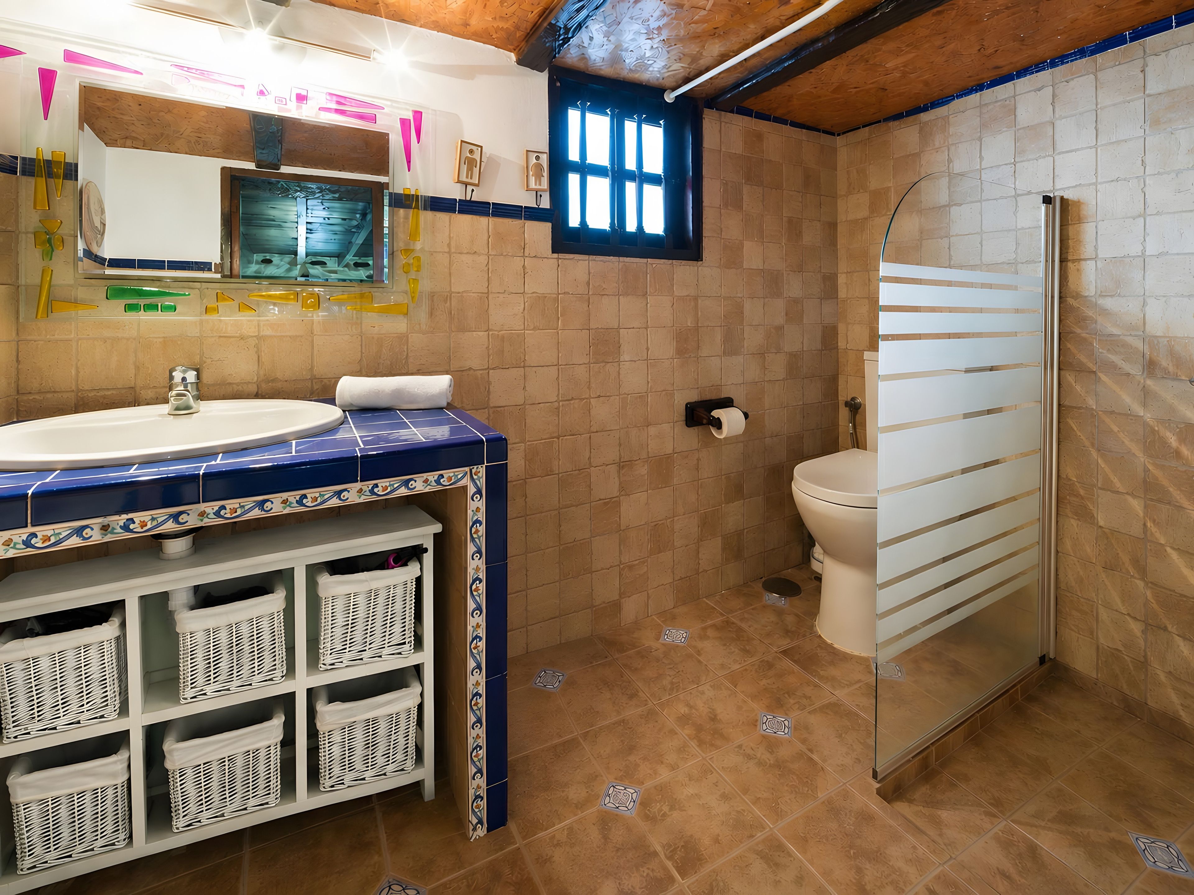 Ducha, secador de pelo y toallas