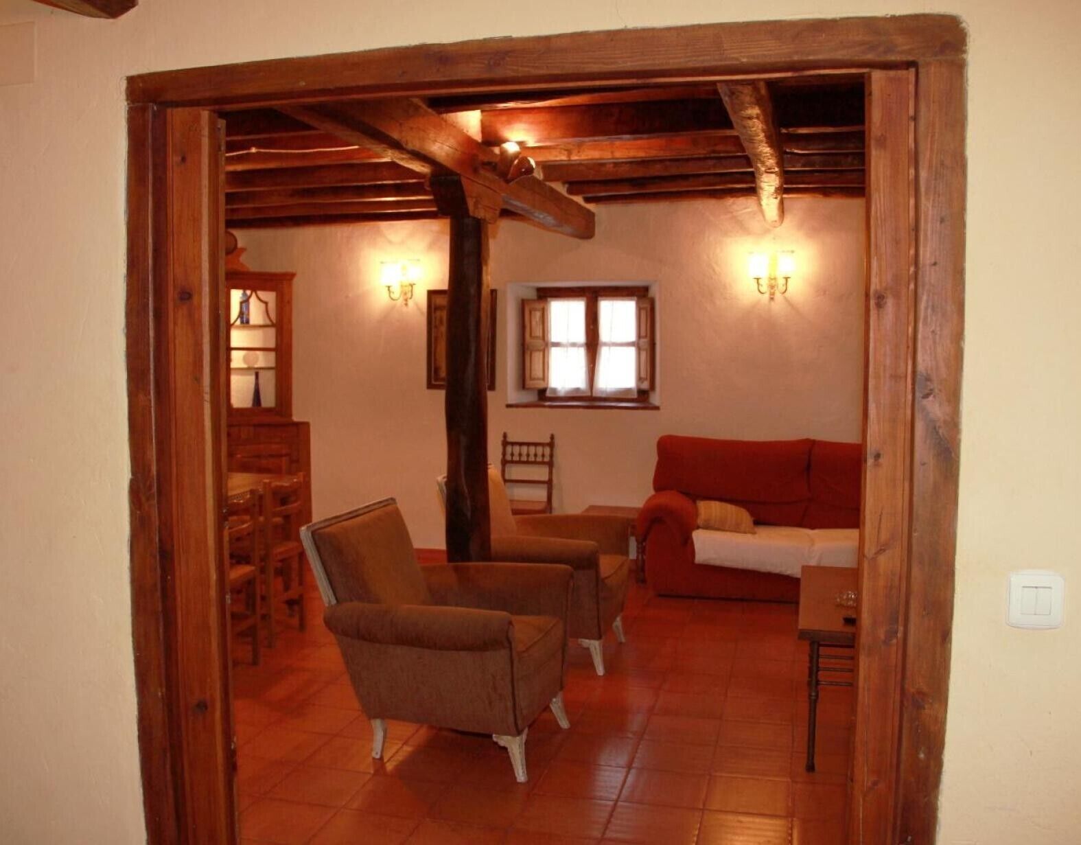 Een televisie, een open haard en een dvd-speler