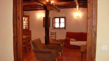 Een televisie, een open haard en een dvd-speler