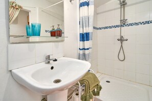 Shower, towels - Country House 'The Tack Room' with Mountain View, Shared Pool and Wi-Fi (Rubite)