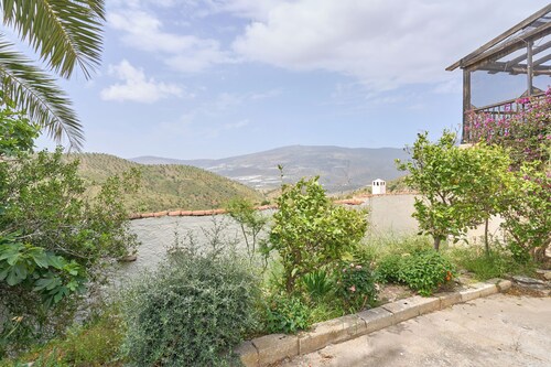 Country House 'The Tack Room' with Mountain View, Shared Pool and Wi-Fi