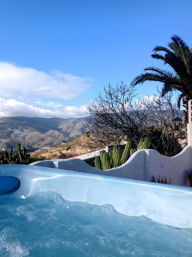 Studio Apartment 'The Vine' with Mountain View, Shared Pool and Wi-Fi