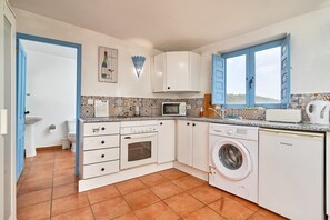 Kylskåp, mikrovågsugn, ugn och spishäll