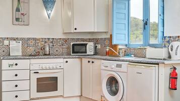 Een koelkast, een microgolfoven, een oven, een kookplaat