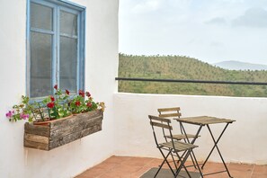 Outdoor dining - Studio Apartment 'The Vine' with Mountain View, Shared Pool and Wi-Fi (Rubite)