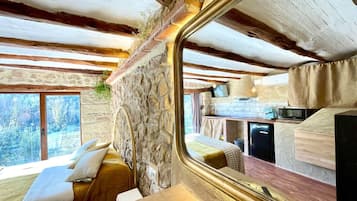 1 bedroom, bed sheets