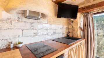 Een koelkast, een magnetron, een oven, een kookplaat