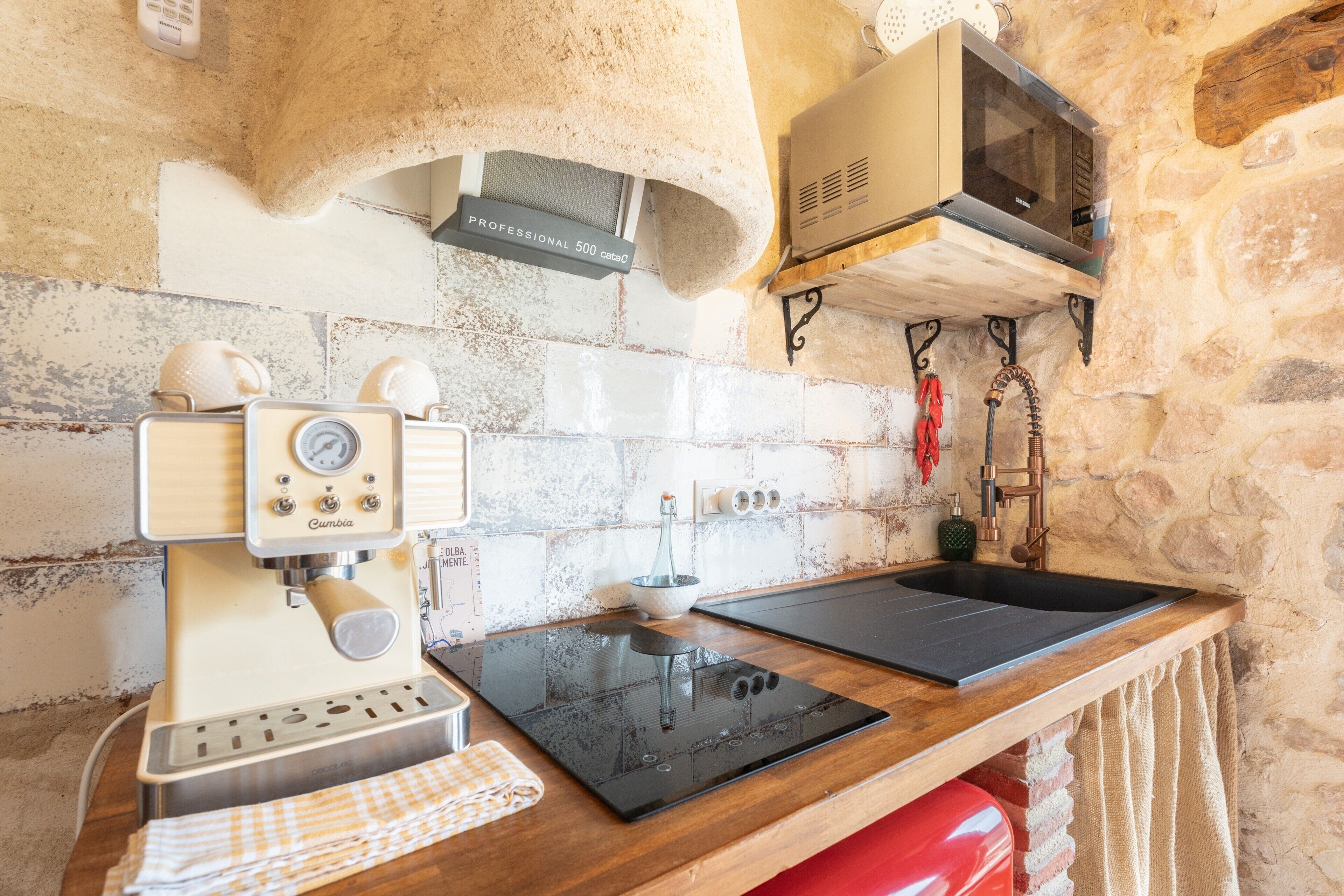 Jääkaappi, mikroaaltouuni, uuni, liesi