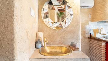 Een douche, een haardroger, handdoeken