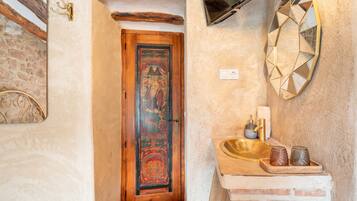 Ducha, secador de pelo y toallas