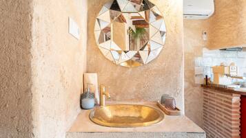 Een douche, een haardroger, handdoeken