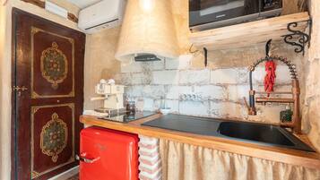 Een koelkast, een magnetron, een oven, een kookplaat