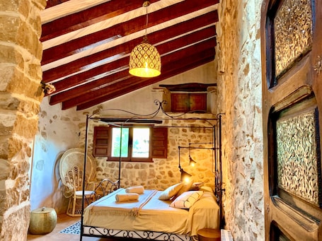 3 bedrooms, free WiFi, bed sheets. Country House 'La Casuca' with Mountain View, Private Terrace and Wi-Fi